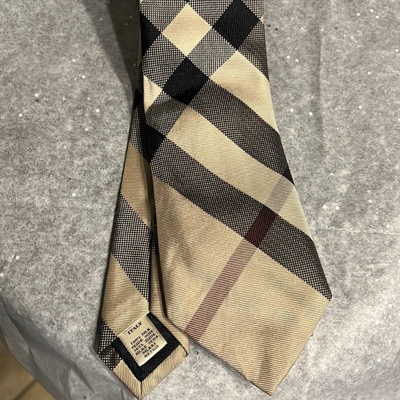 Burberry Classic Necktie - Picture 3 of 4